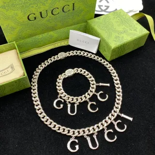 Gucci GG Marmont রূপালী মোটা কার্ব চেইন লটকানো অক্ষর চার্মস হার