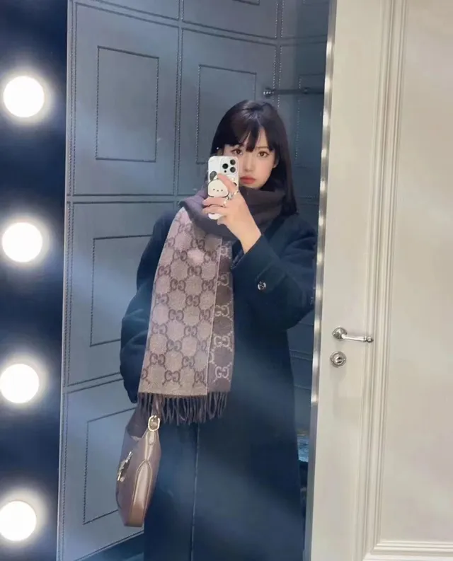 Gucci GG Monogram Écharpe double face marron et beige en cachemire 3