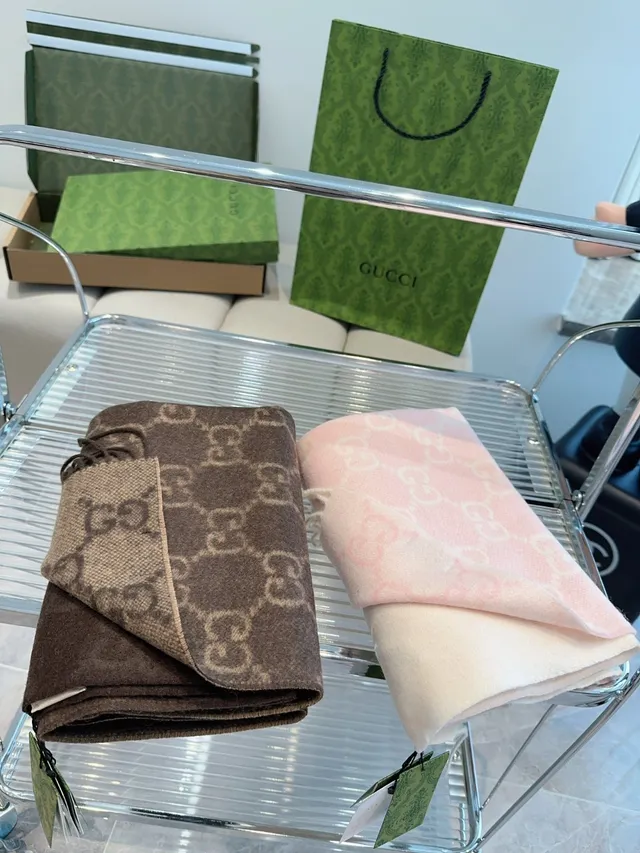 Gucci GG Monogram Écharpe double face marron et beige en cachemire 5