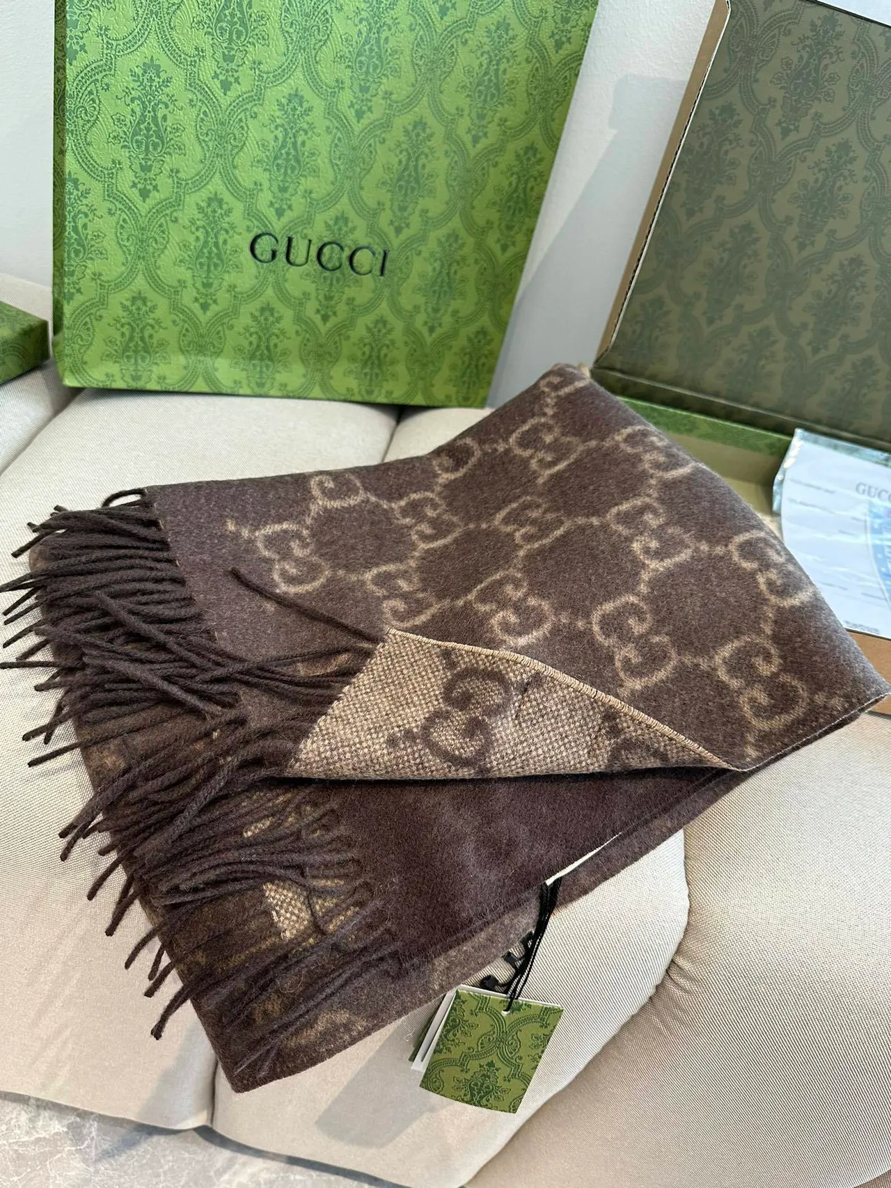 Gucci GG Monogram Écharpe double face marron et beige en cachemire 7