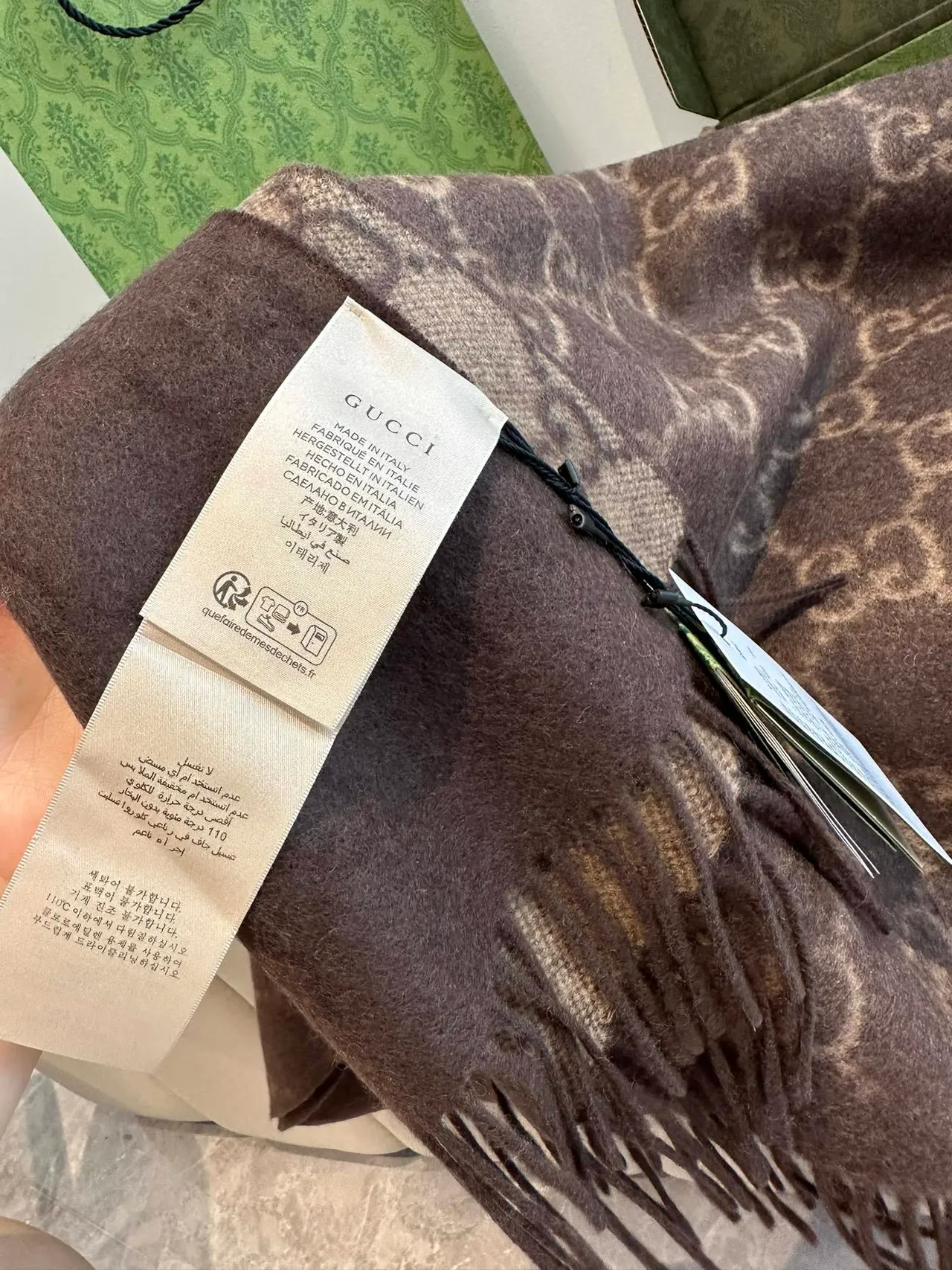 Gucci GG Monogram Écharpe double face marron et beige en cachemire 8