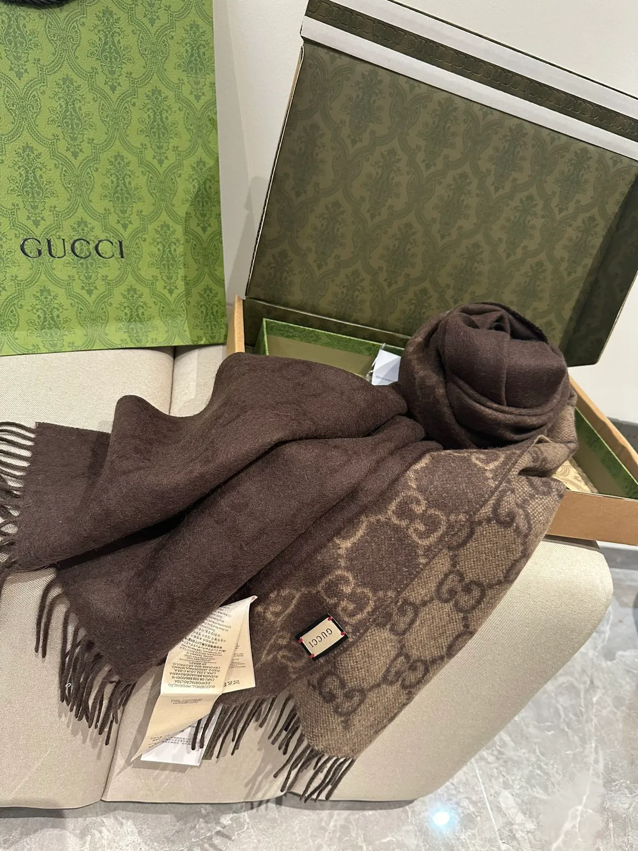Gucci GG Monogram Écharpe double face marron et beige en cachemire 9