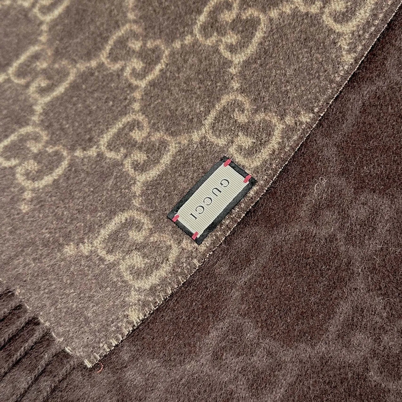 Gucci GG Monogram Bufanda de Cachemira con Flecos de Jacquard 9
