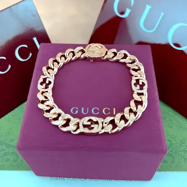 Gucci Pulsera de Oro Cadena Curb-Link Gruesa con Motivos Interlocking G Embossed 3