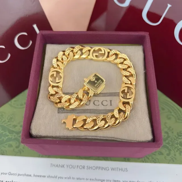 Gucci Pulsera de Oro Cadena Curb-Link Gruesa con Motivos Interlocking G Embossed 4