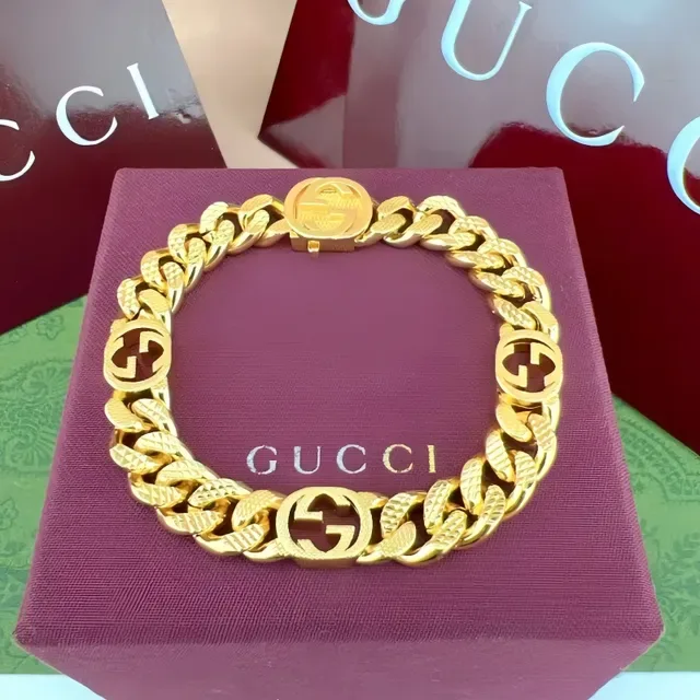 Gucci Pulsera de Oro Cadena Curb-Link Gruesa con Motivos Interlocking G Embossed 5