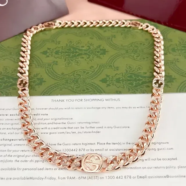 Gucci Pulsera de Oro Cadena Curb-Link Gruesa con Motivos Interlocking G Embossed 6
