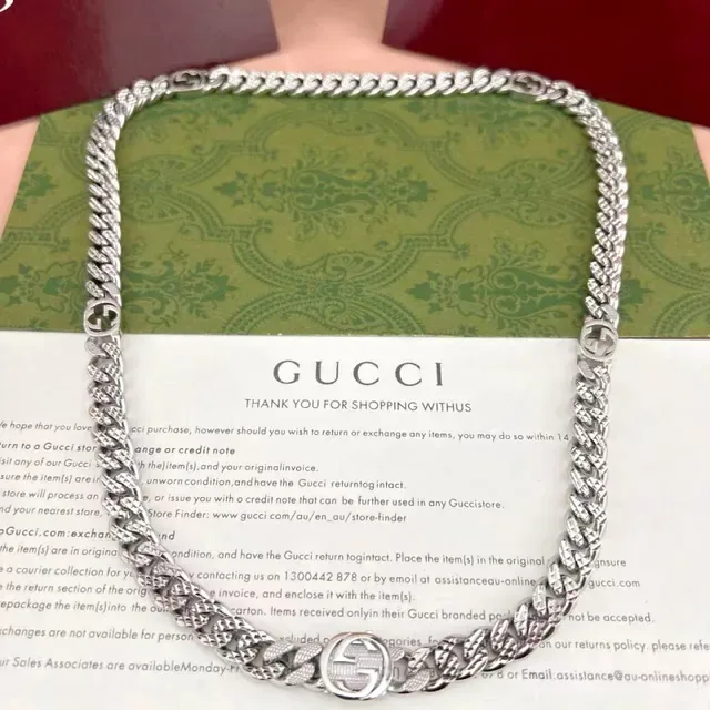 Gucci Pulsera de Oro Cadena Curb-Link Gruesa con Motivos Interlocking G Embossed 7