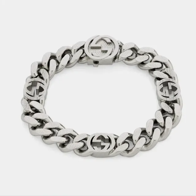 Gucci Pulsera de Oro Cadena Curb-Link Gruesa con Motivos Interlocking G Embossed 9
