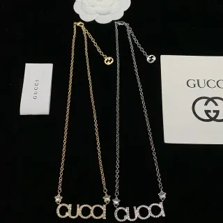 Gucci সোনা রুপা ক্রিস্টাল এনক্রাস্টেড লোগো পেন্ড্যান্ট হার