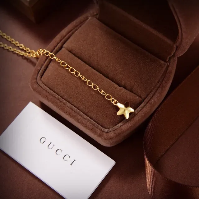 Collar Gucci Cadena Transparente Dorada con Dije de Letras Colgantes 4