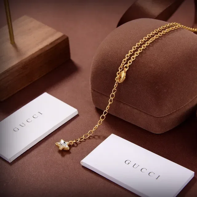Collar Gucci Cadena Transparente Dorada con Dije de Letras Colgantes 5