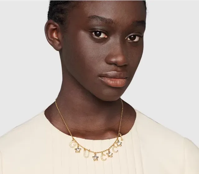 Collar Gucci Cadena Transparente Dorada con Dije de Letras Colgantes 7