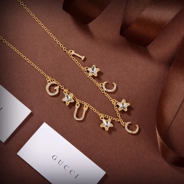 Collar Gucci Cadena Transparente Dorada con Dije de Letras Colgantes 8