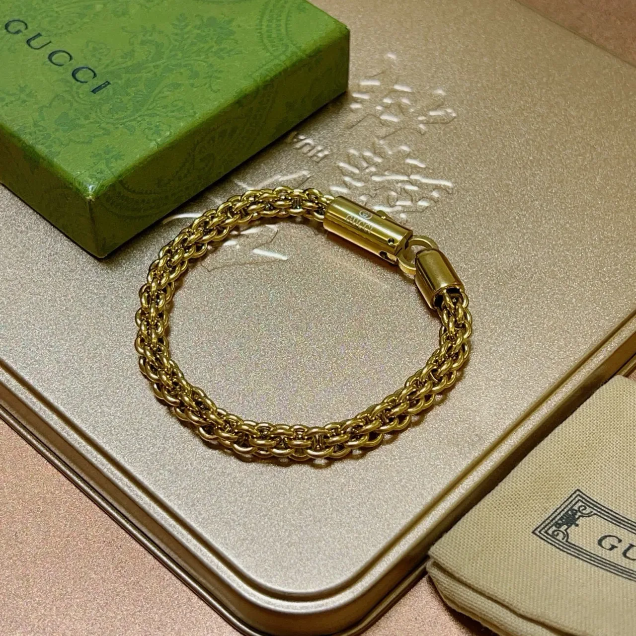 Gucci Bracelete Corrente Curb-Link Trançada Dourada Fecho Magnético Cilíndrico 3