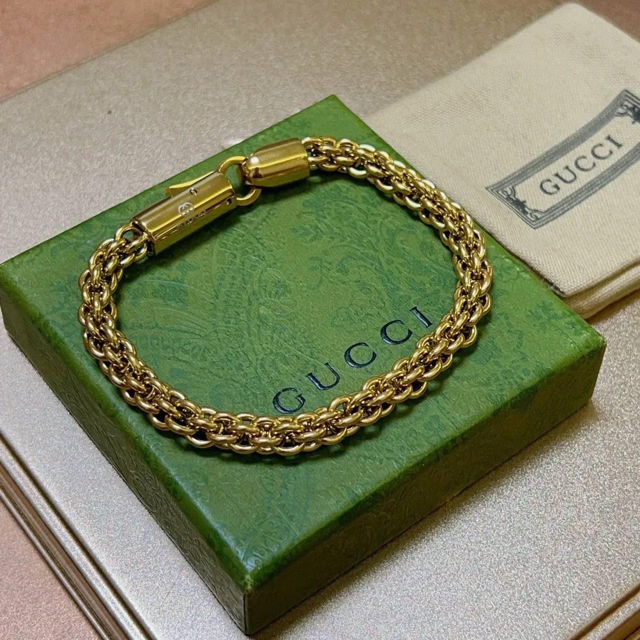 Gucci Bracelete Corrente Curb-Link Trançada Dourada Fecho Magnético Cilíndrico 4