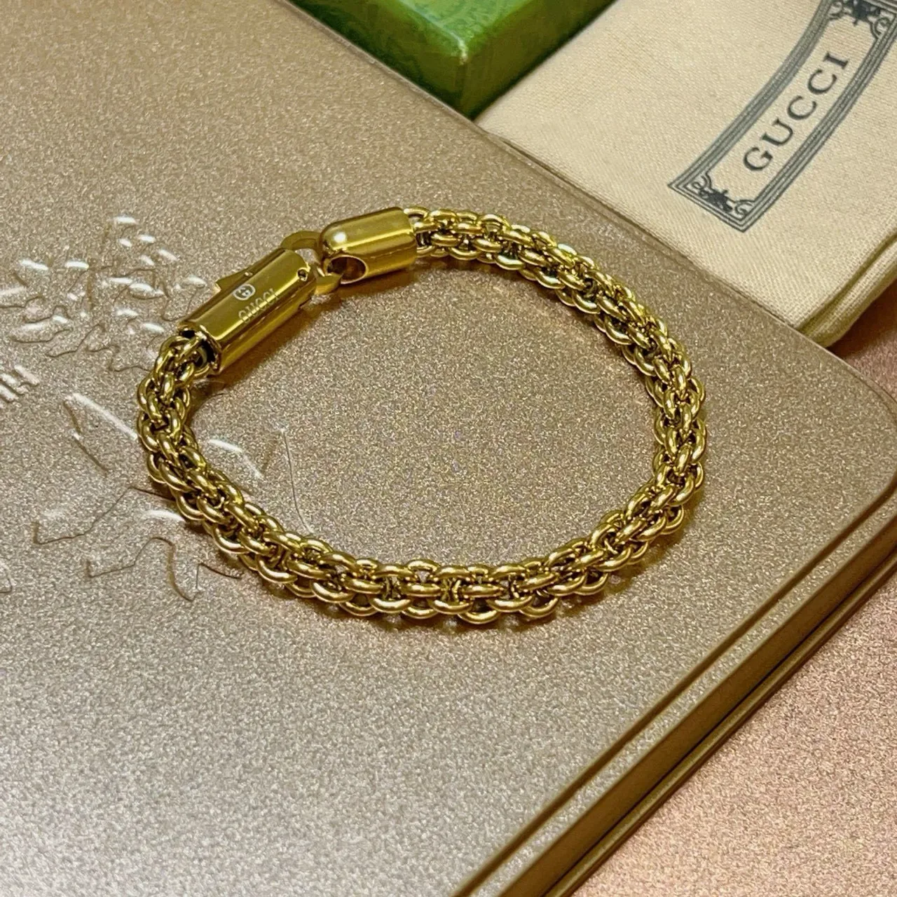 Gucci Bracelete Corrente Curb-Link Trançada Dourada Fecho Magnético Cilíndrico 5