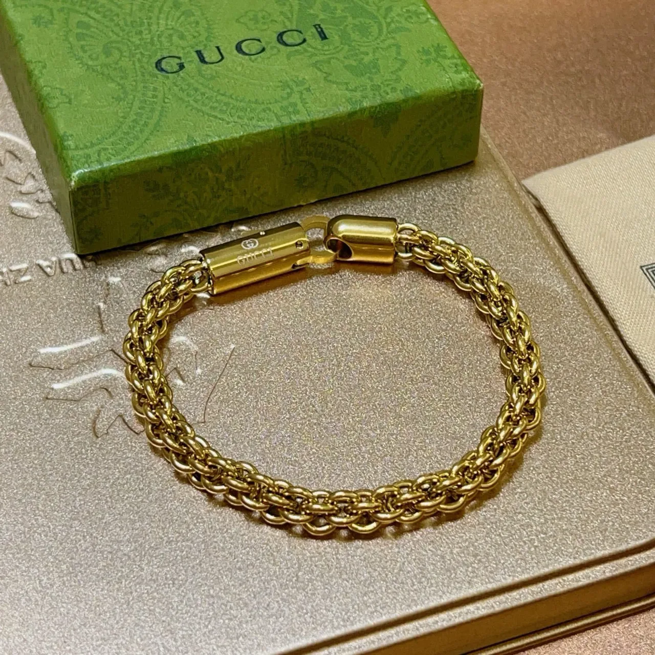 Gucci Bracelete Corrente Curb-Link Trançada Dourada Fecho Magnético Cilíndrico 9