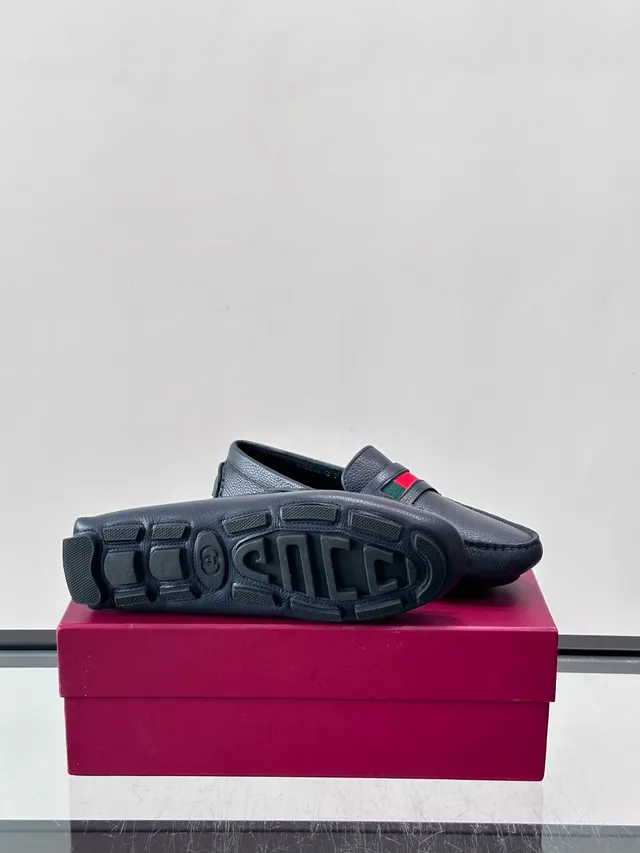 Gucci Horsebit 1955 गहरे भूरे रंग के चमड़े की जाली किनारों वाले लूफर्स 2