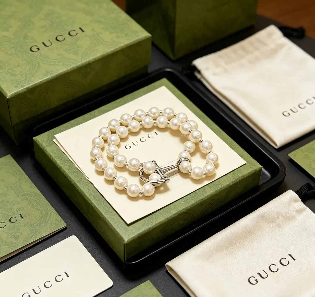Gucci Horsebit 1955 Pulsera doble con perlas 2