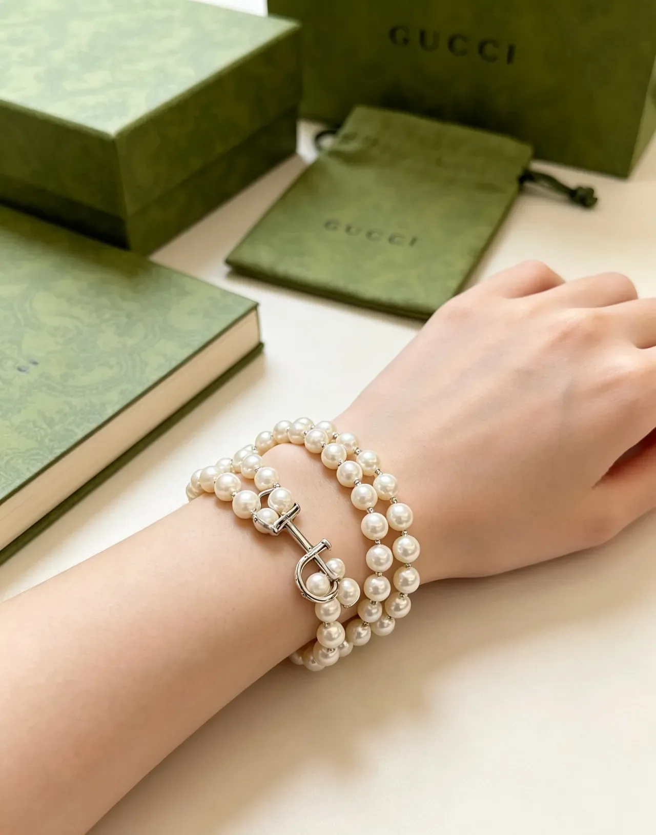 Gucci Horsebit 1955 Pulsera doble con perlas 6