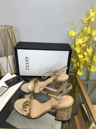 Gucci Horsebit 1955 Sandalias Gladiator de Cuero Texturizado de Oro Metálico 2