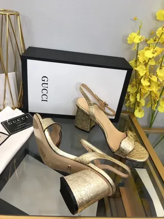 Gucci Horsebit 1955 Sandalias Gladiator de Cuero Texturizado de Oro Metálico 3