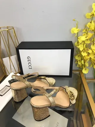 Gucci Horsebit 1955 Sandalias Gladiator de Cuero Texturizado de Oro Metálico 4