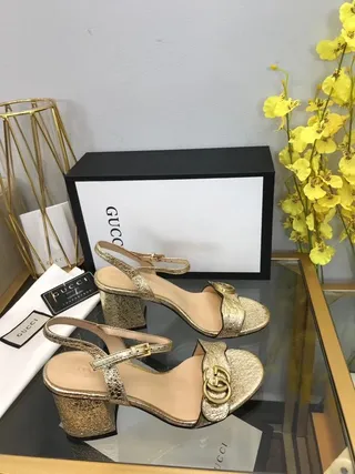 Gucci Horsebit 1955 Sandalias Gladiator de Cuero Texturizado de Oro Metálico 8