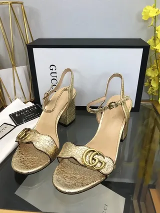 Gucci Horsebit 1955 Sandalias Gladiator de Cuero Texturizado de Oro Metálico 9