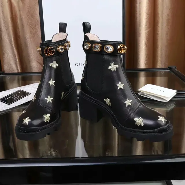 Gucci Le Cagole 黑色皮革刺绣蜜蜂和星星踝靴 2