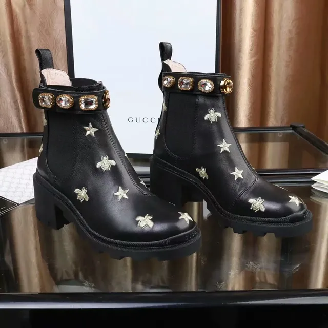 Gucci Le Cagole 黑色皮革刺绣蜜蜂和星星踝靴 3