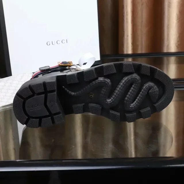 Gucci Le Cagole 黑色皮革刺绣蜜蜂和星星踝靴 4