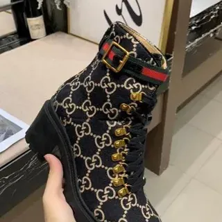 Gucci Le Cagole GG Monogram काले एंक्ल बूट्स