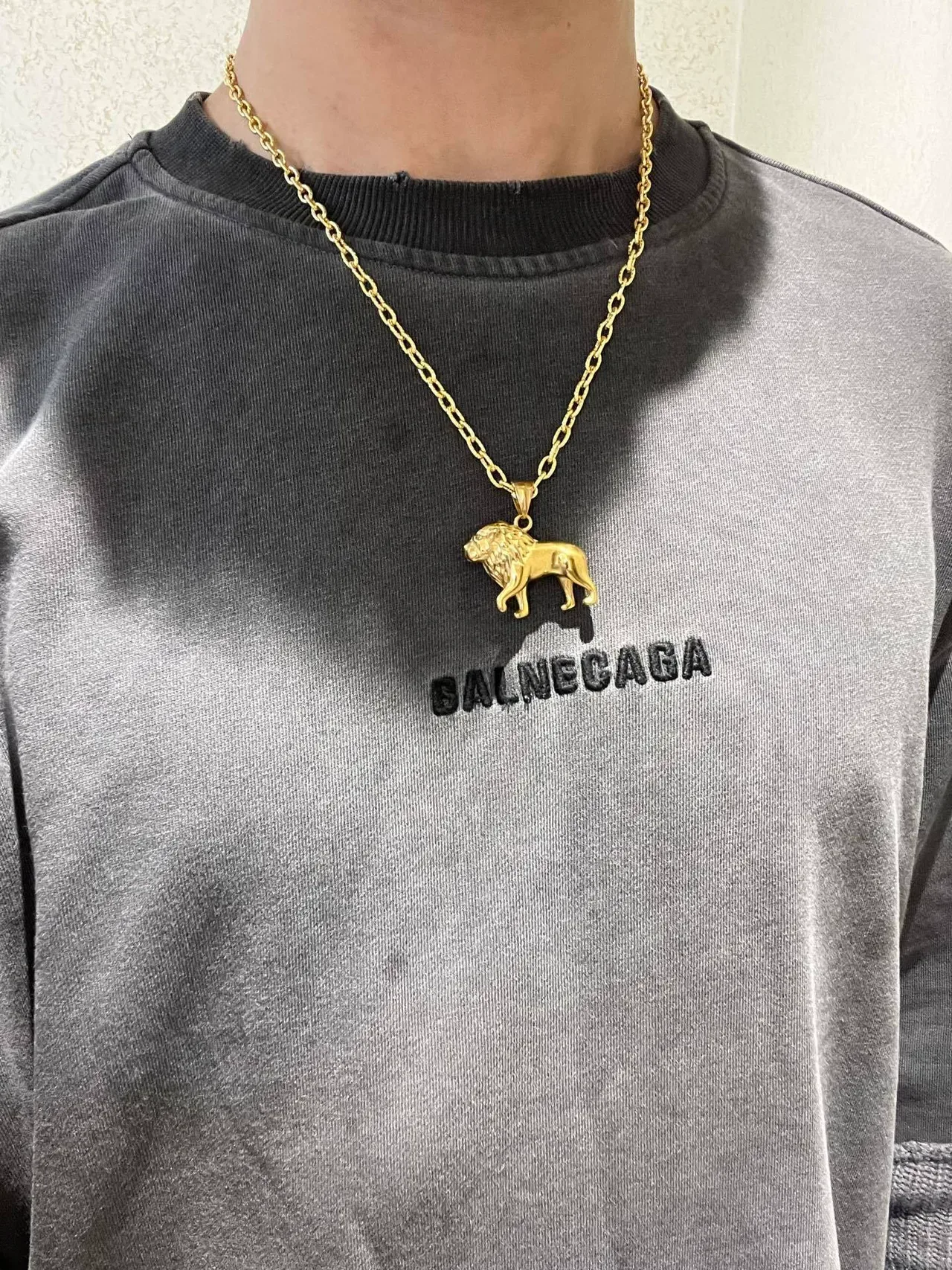 Collar Gucci con colgante de león acabado pulido en oro dorado 2
