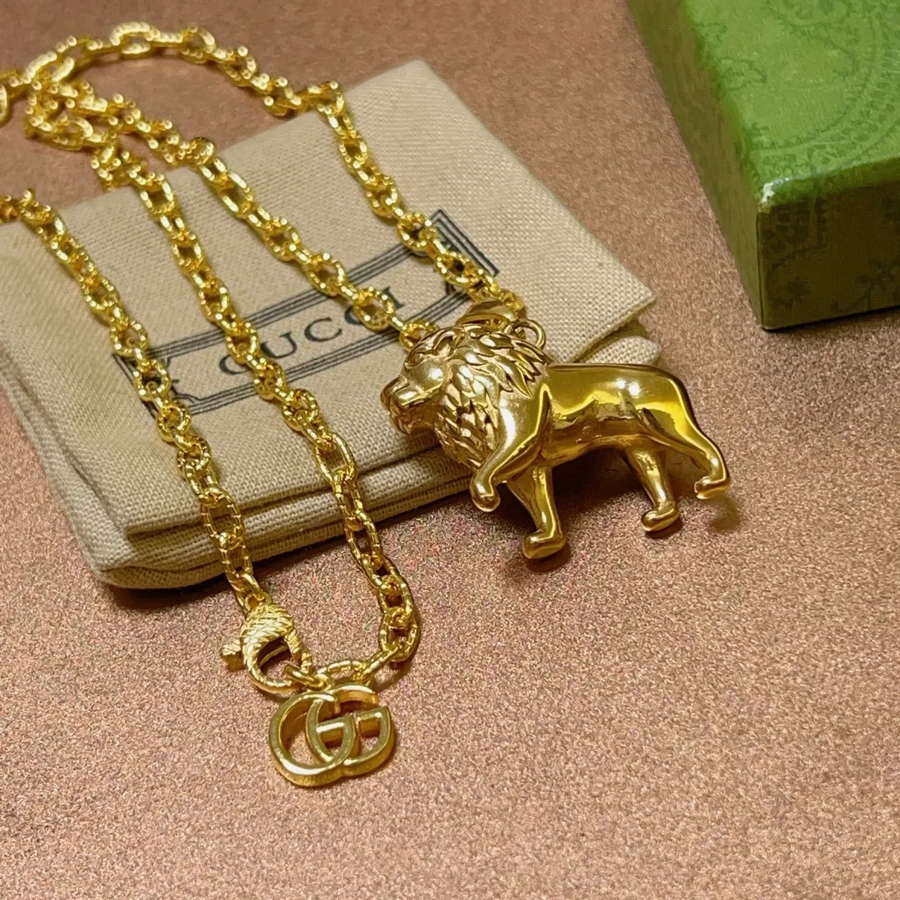 Collar Gucci con colgante de león acabado pulido en oro dorado 3
