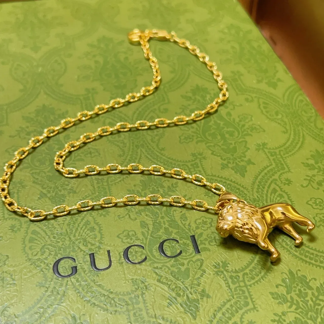Collar Gucci con colgante de león acabado pulido en oro dorado 4