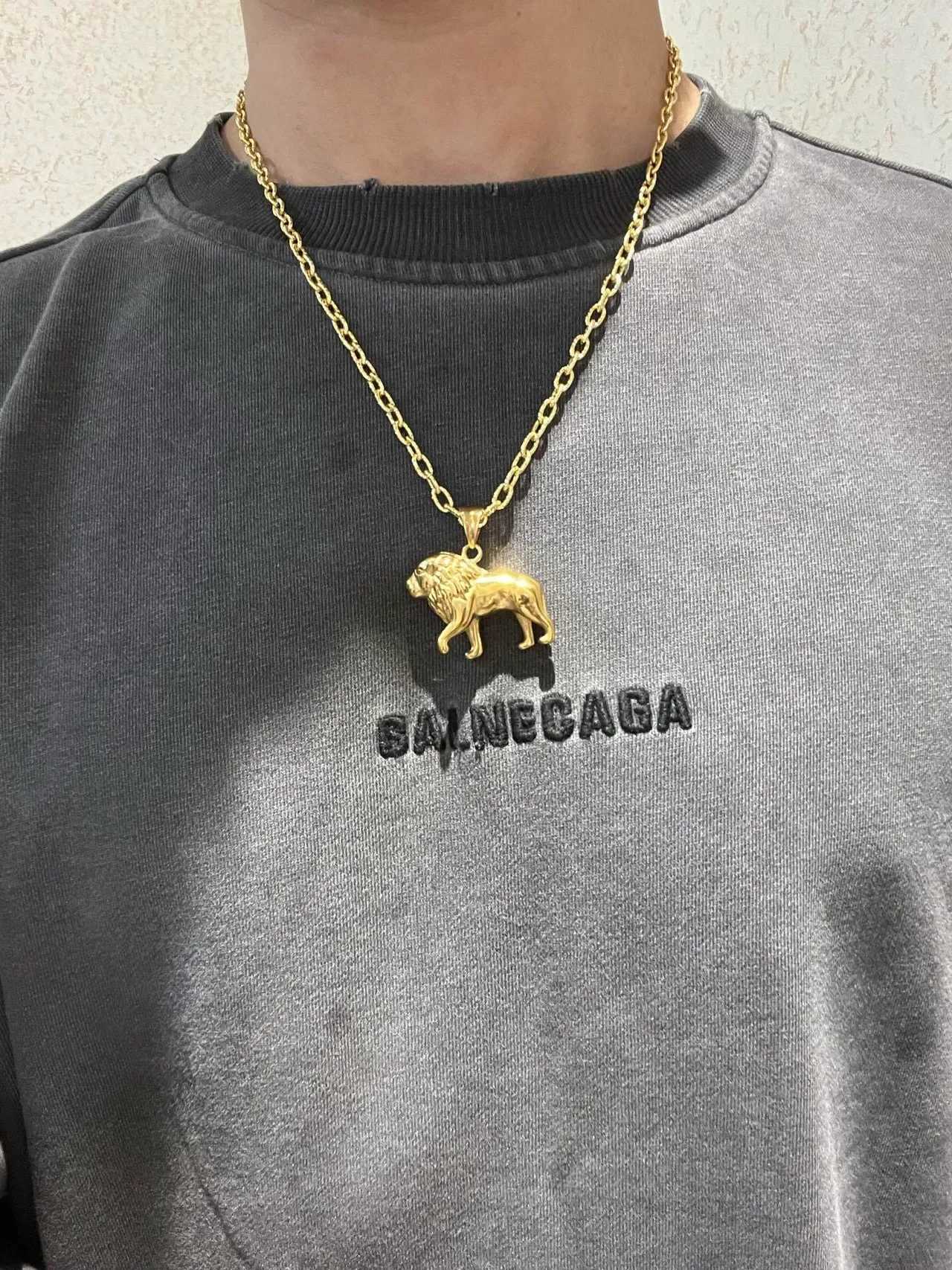 Collar Gucci con colgante de león acabado pulido en oro dorado 5