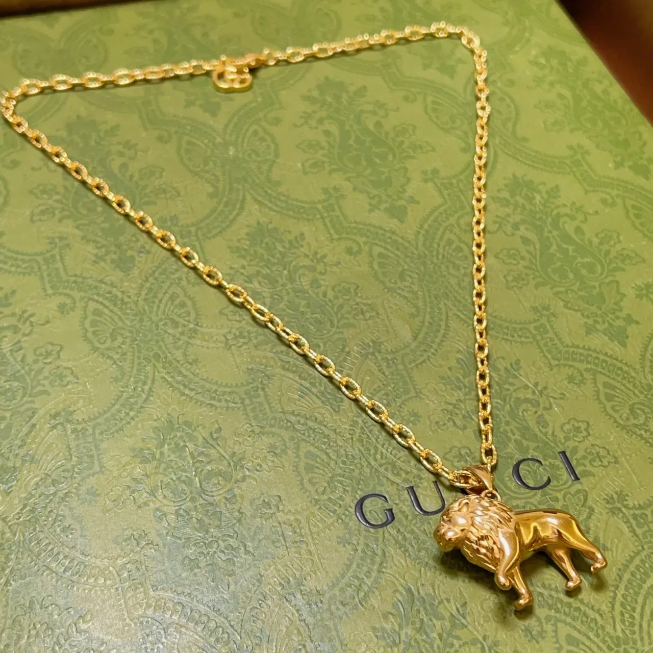 Collar Gucci con colgante de león acabado pulido en oro dorado 6