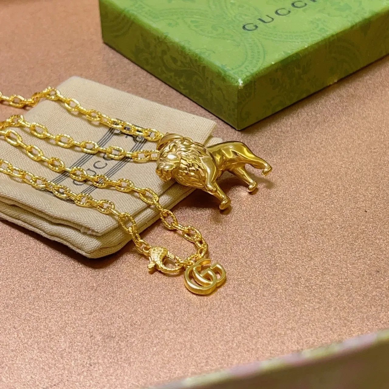 Collar Gucci con colgante de león acabado pulido en oro dorado 7