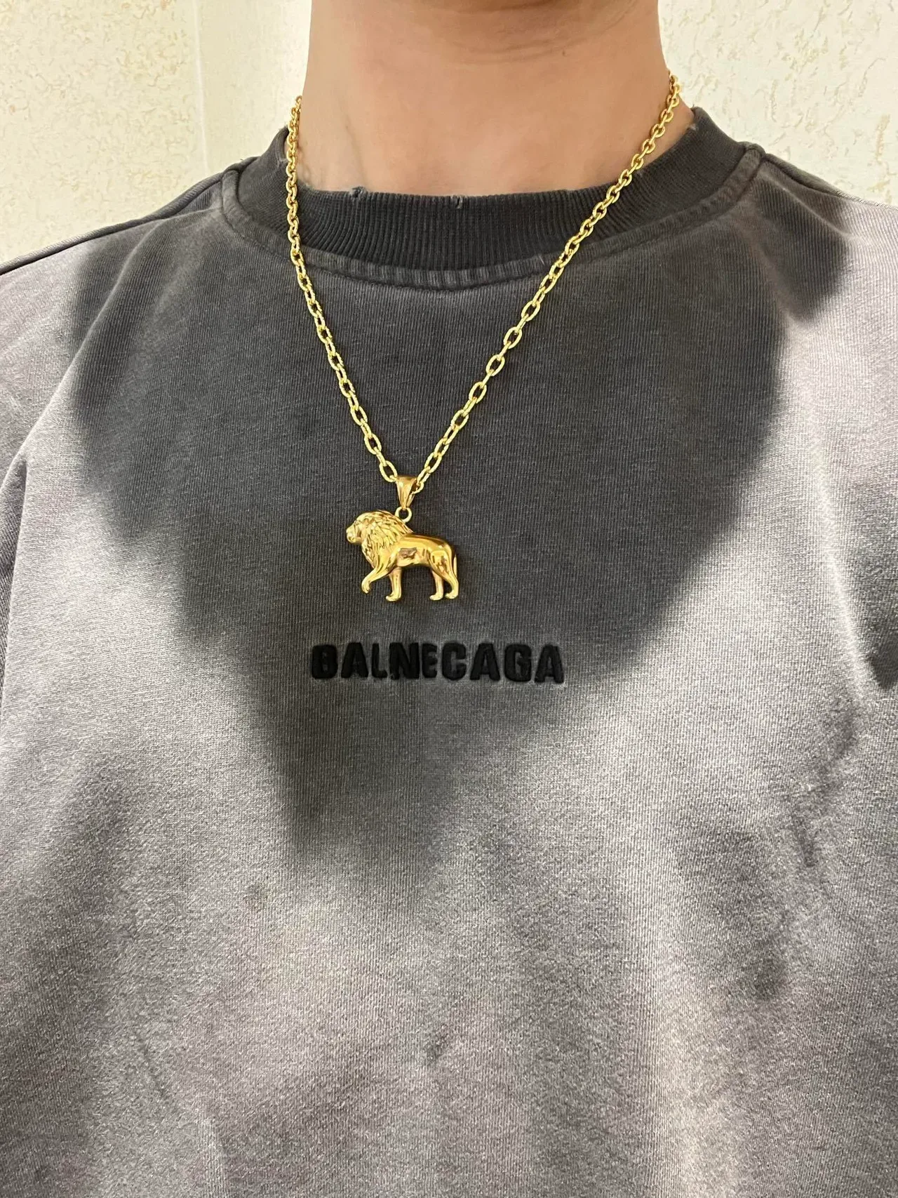 Collar Gucci con colgante de león acabado pulido en oro dorado 8