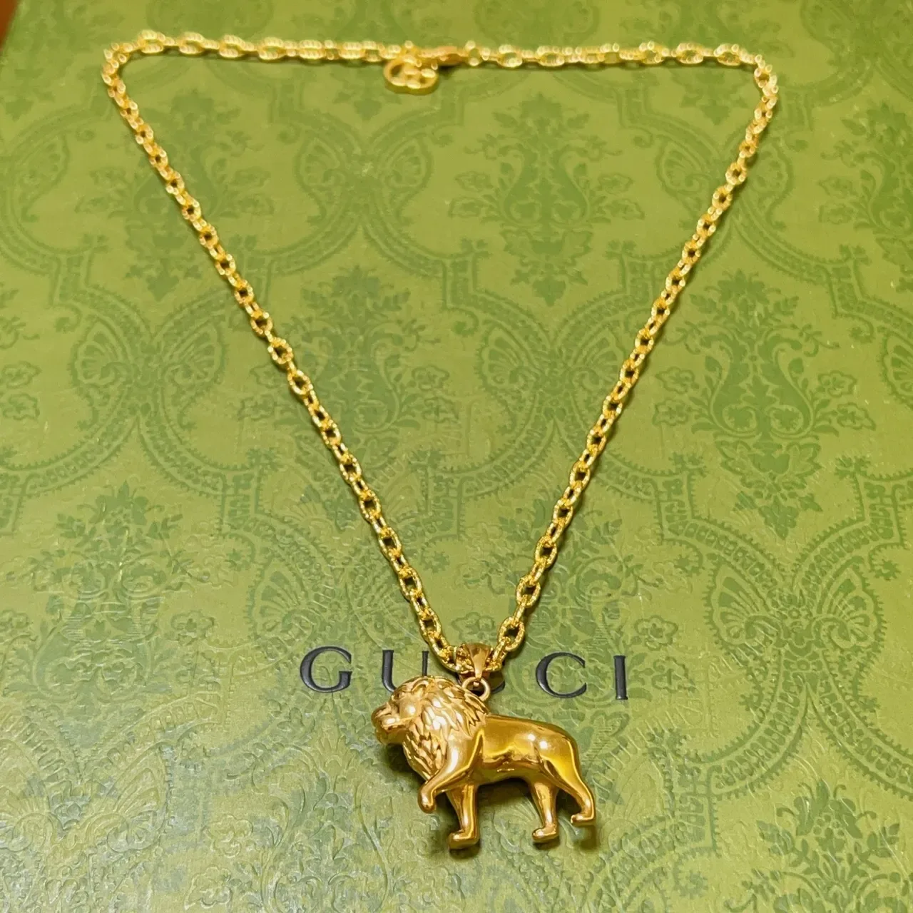 Collar Gucci con colgante de león acabado pulido en oro dorado 9