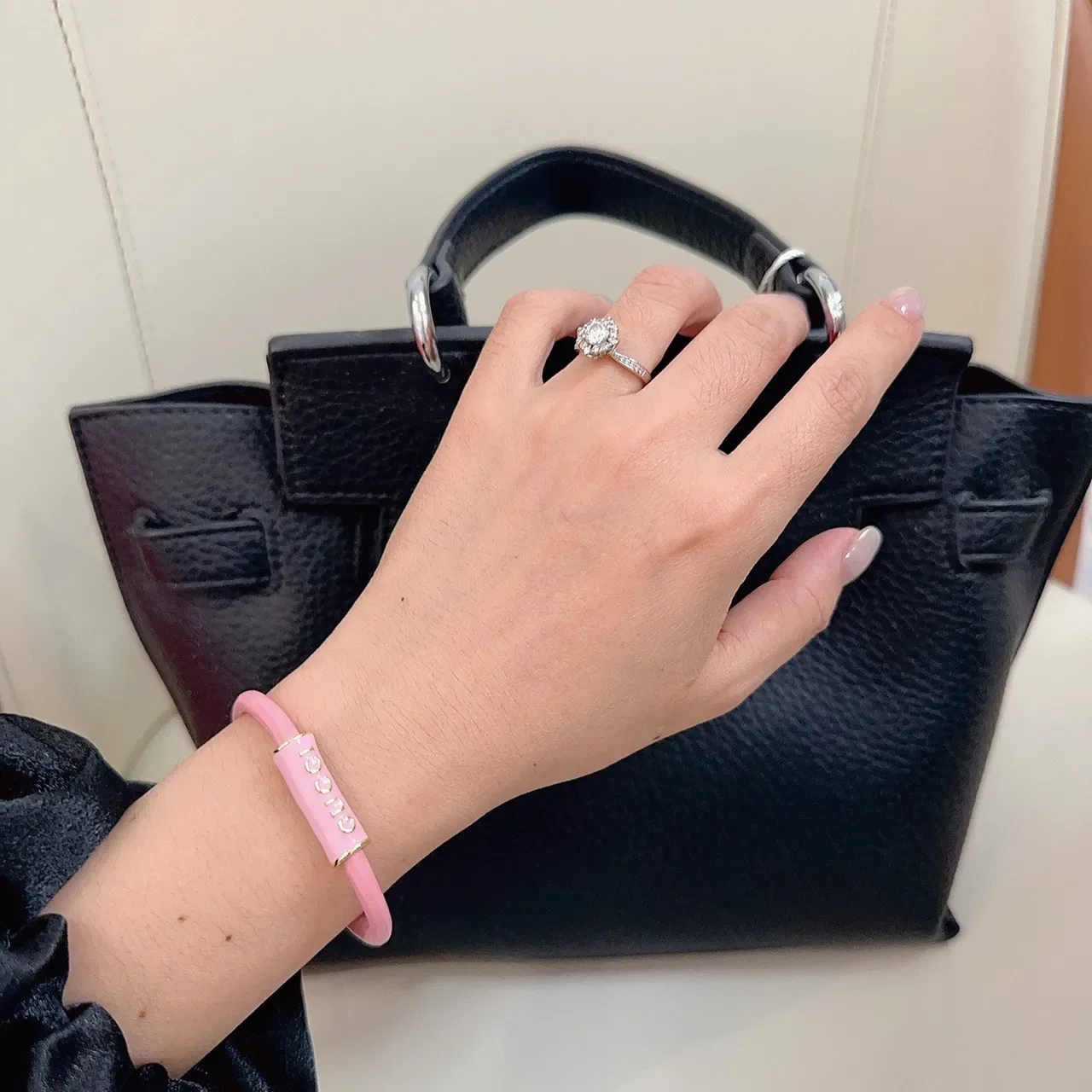 Gucci Logo Tube Bracelete Esmalte Rosa 2