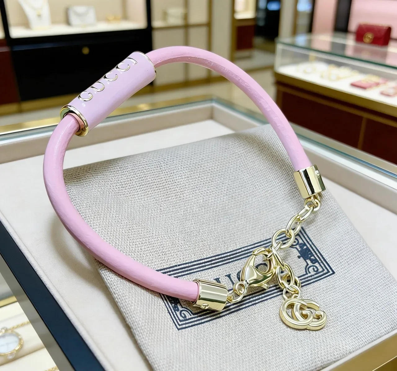Gucci Logo Tube Bracelete Esmalte Rosa 4