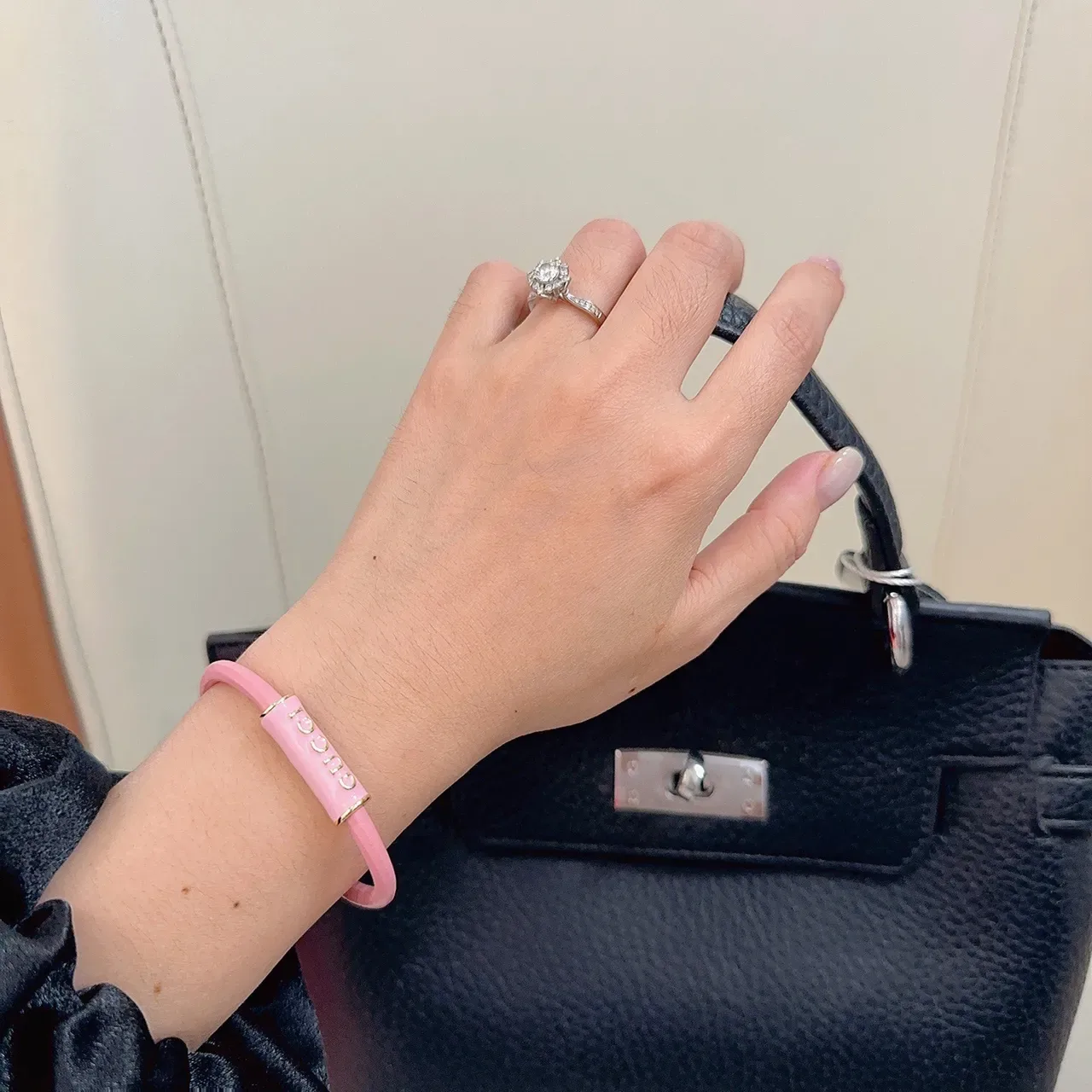Gucci Logo Tube Bracelete Esmalte Rosa 5