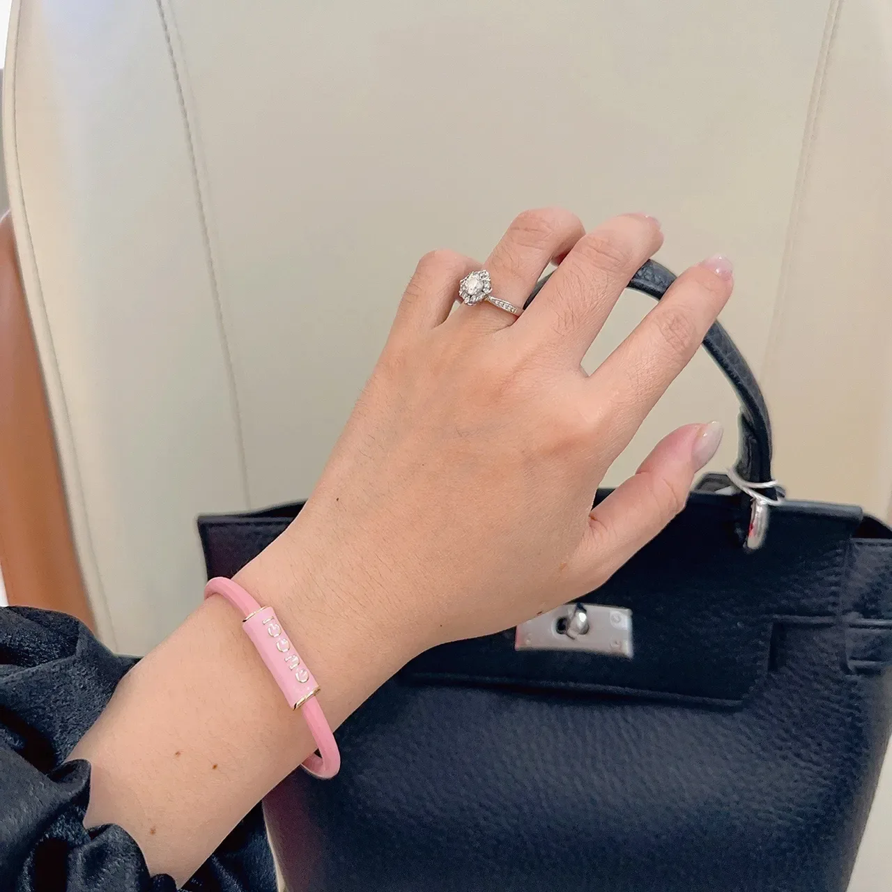 Gucci Logo Tube Bracelete Esmalte Rosa 8