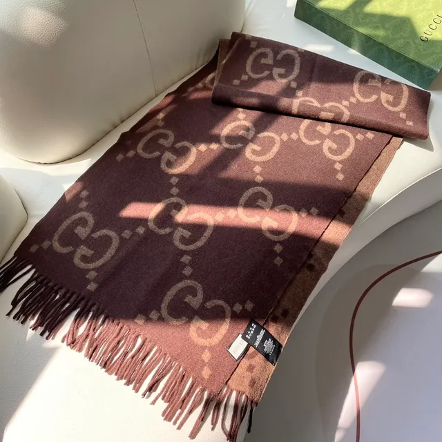Écharpe Gucci Monogram Tissée Beige et Marron de Cachemire 6