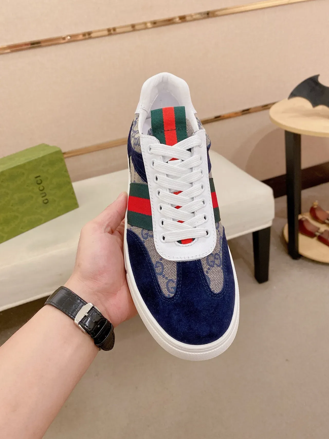 Gucci أحذية رياضية لايف ستايل بحرية بيج مونوغرام كانفاس أوفرلايات سويد 2