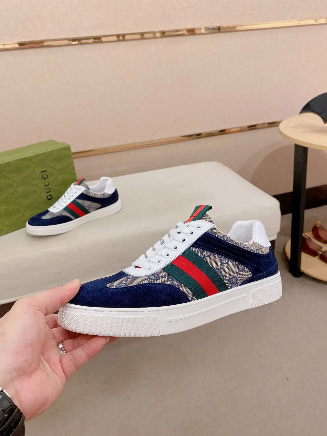 Gucci أحذية رياضية لايف ستايل بحرية بيج مونوغرام كانفاس أوفرلايات سويد 3