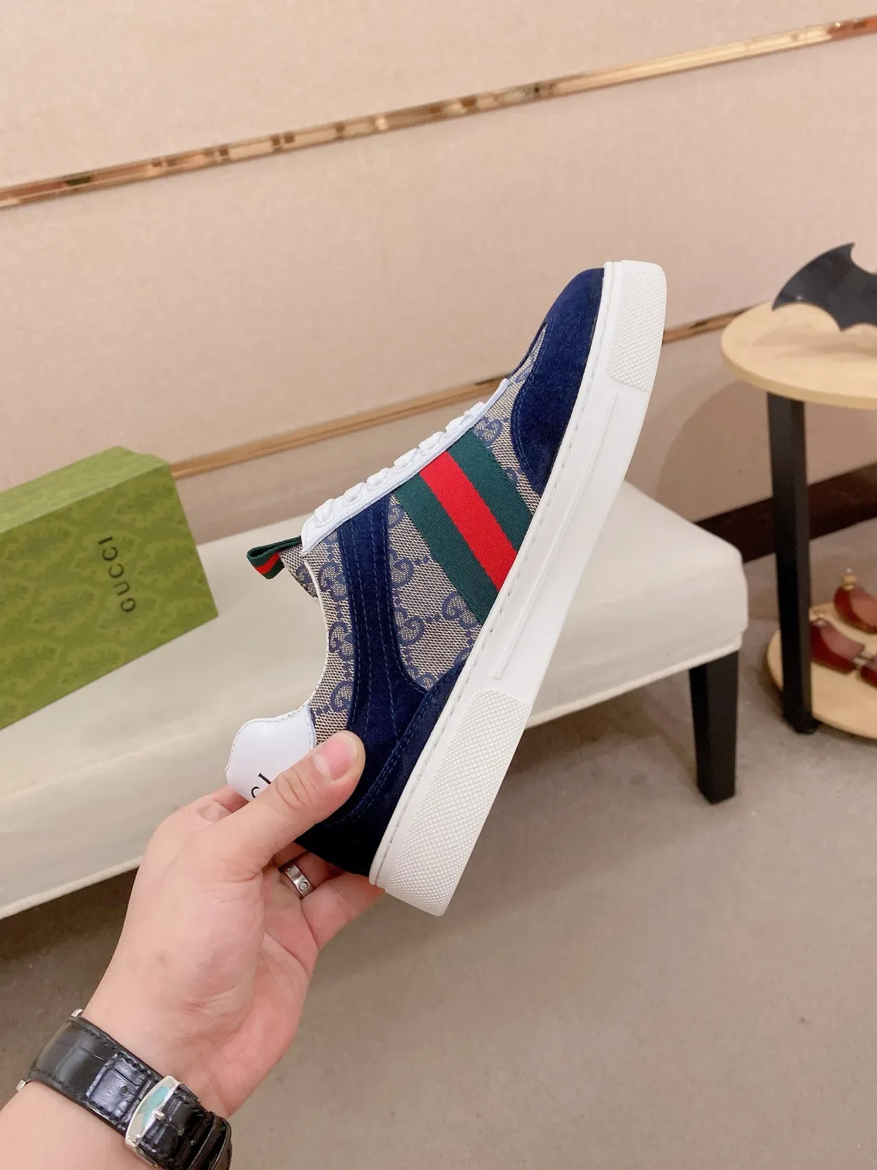 Gucci أحذية رياضية لايف ستايل بحرية بيج مونوغرام كانفاس أوفرلايات سويد 5